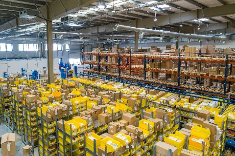 Lagerhalle mit Regalen und Kisten
