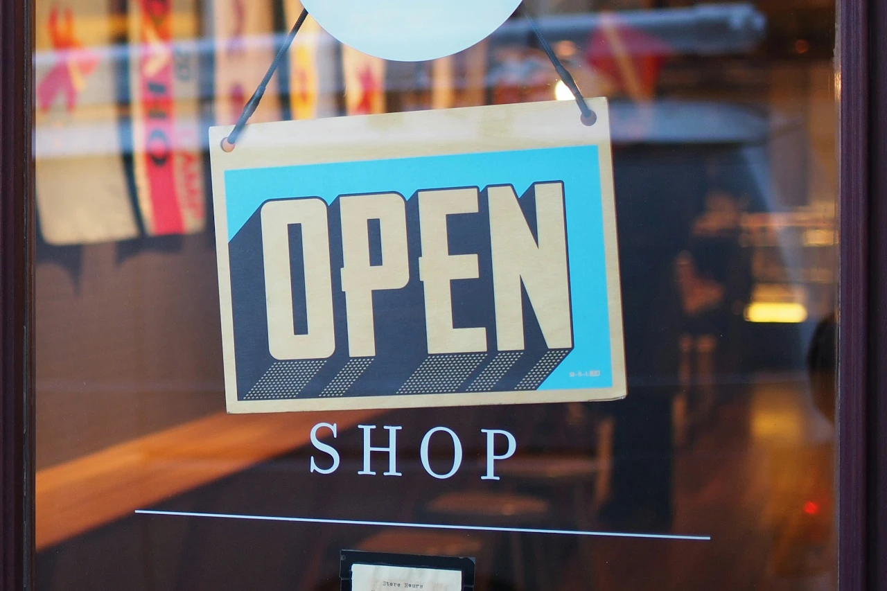 Schild „Open Shop“ an einer Ladentür