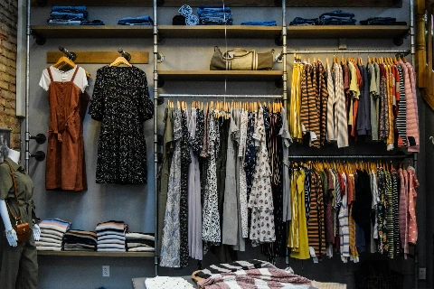 Boutique mit Kleidern an einer Wandstange