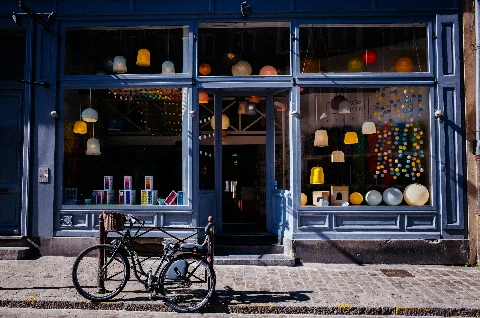 Schaufenster eines kleinen Ladens mit Fahrrad davor
